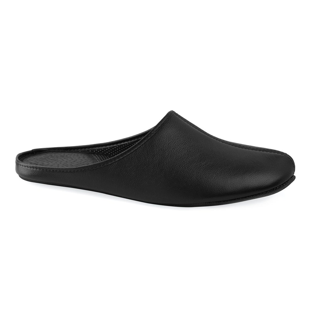 1. Studio image of Omaking black leather slippers Sänna with smooth leather upper and black rubber outsole