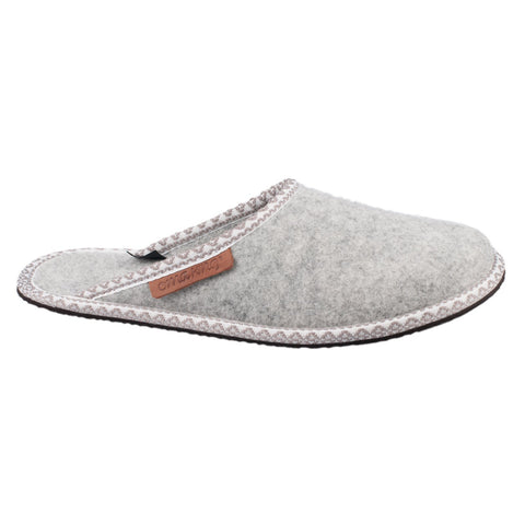 2. Side view of OmaKing's natural felt slippers Halla in light grey with leather label