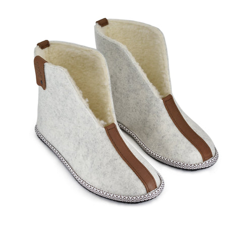 2. Pair of Omaking Villa slippers in natural felt with lambswool lining, top view highlighting brown trim and rubber sole