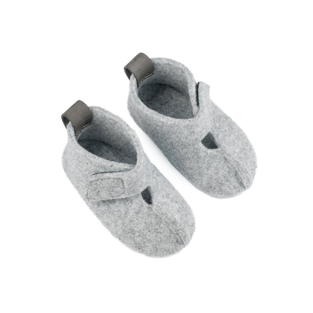2. Pair of OmaKing KAKU natural felt kids' slippers in grey, top view with Velcro straps