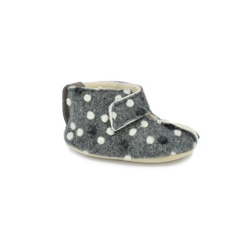 2. Side view of KAKU kids' slippers in dotted grey with Velcro fastener