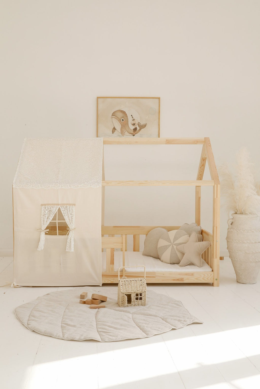 2. Sand-colored leaf playmat in children's room with wooden house bed and star-shaped pillows