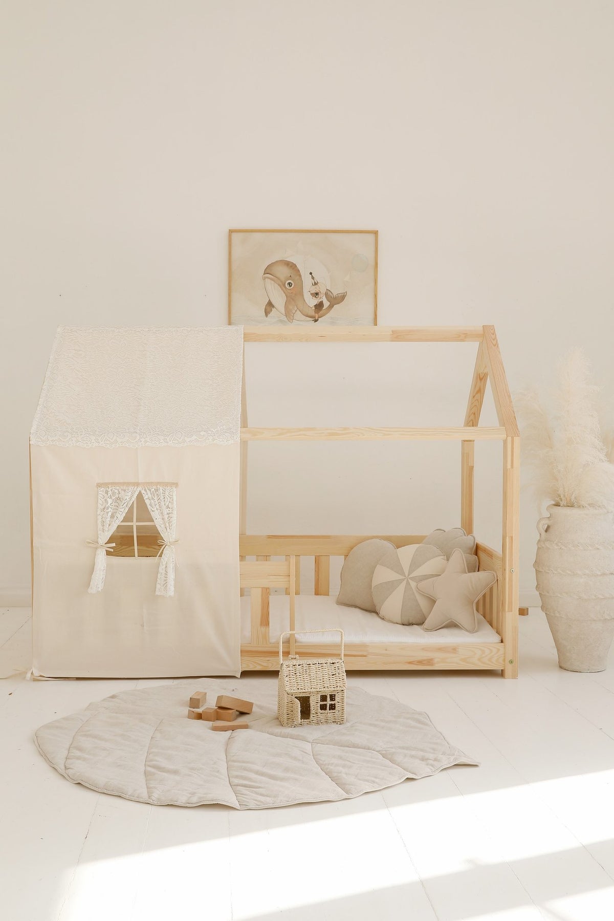 2. Sand-colored leaf playmat in children's room with wooden house bed and star-shaped pillows