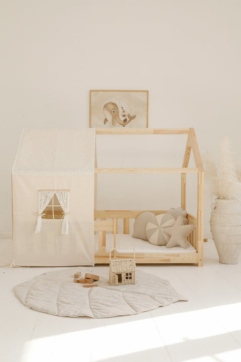 2. Sand-colored leaf playmat in children's room with wooden house bed and star-shaped pillows