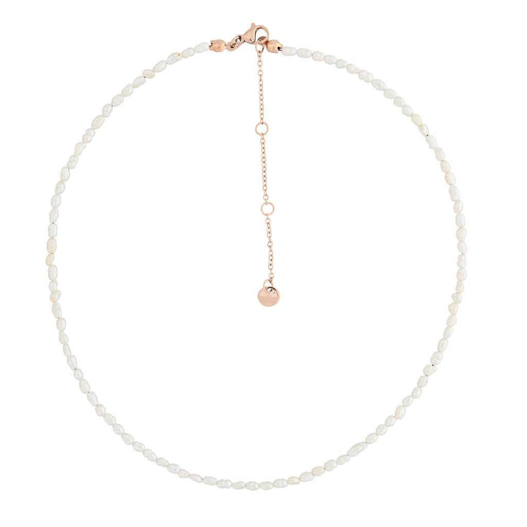 4. Olla necklace with freshwater pearls in rose gold, highlighting adjustable extension chain, studio shot