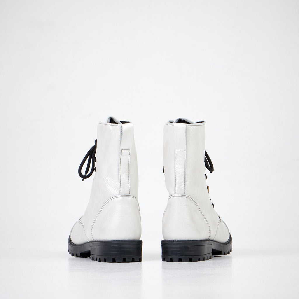4. Back view of women's 511 Bianco boots in white leather, showcasing heel and stitching details