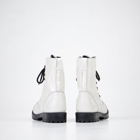 4. Back view of women's 511 Bianco boots in white leather, showcasing heel and stitching details