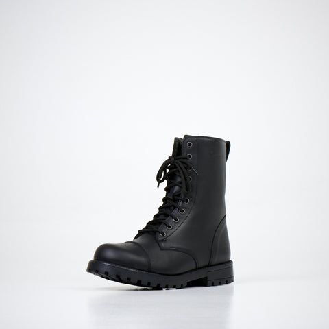 3. Unisex black Samelin 511 Winter With Zipper 2.0 boots in studio, angled view showing water-repellent leather and sturdy design
