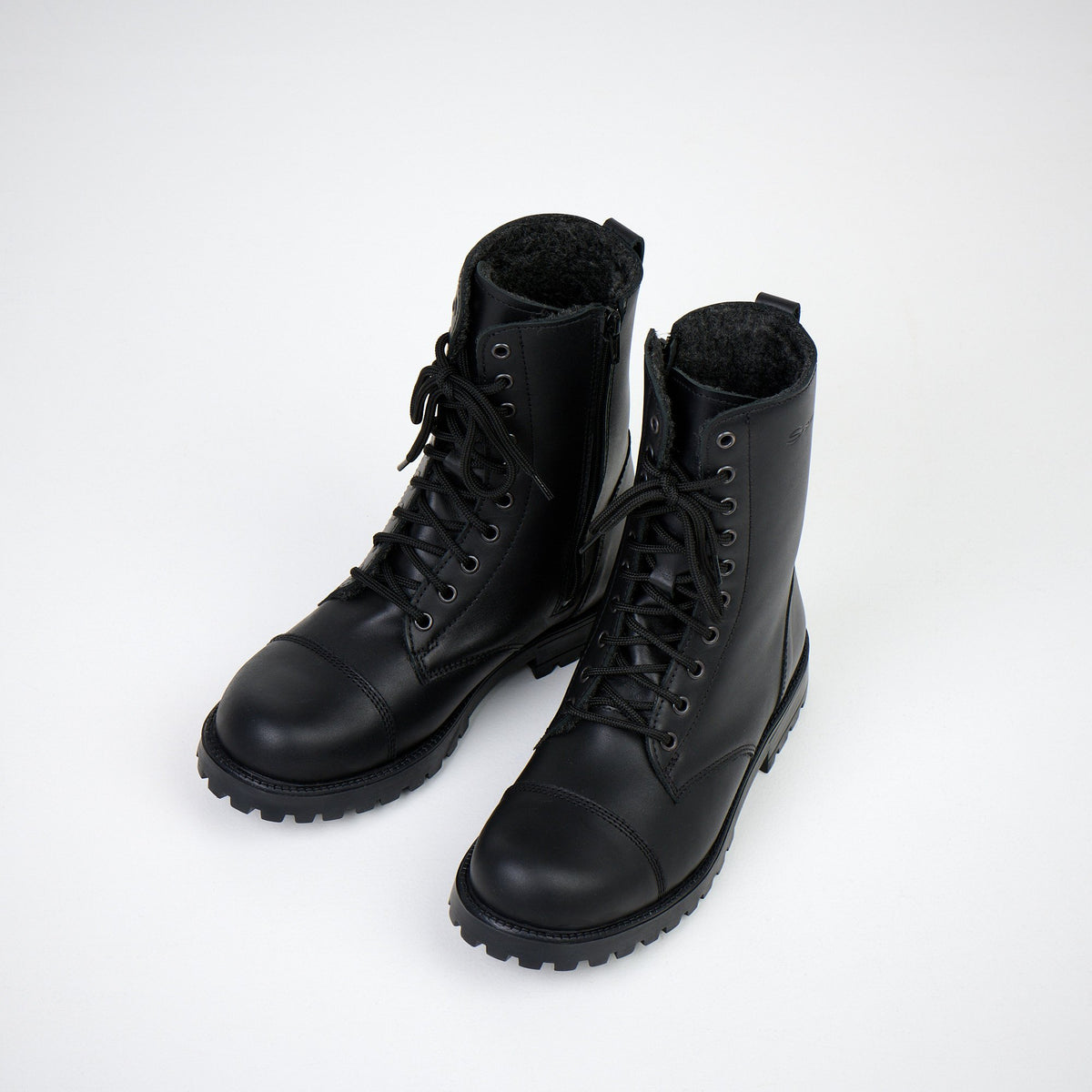 2. Pair of unisex black Samelin 511 Winter With Zipper 2.0 boots in studio, top view highlighting warm fur lining and lace-up front