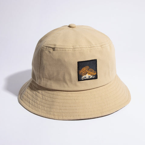 2. Studio shot of Pippi Longstocking beige bucket hat by NordicBuddies, front view with logo