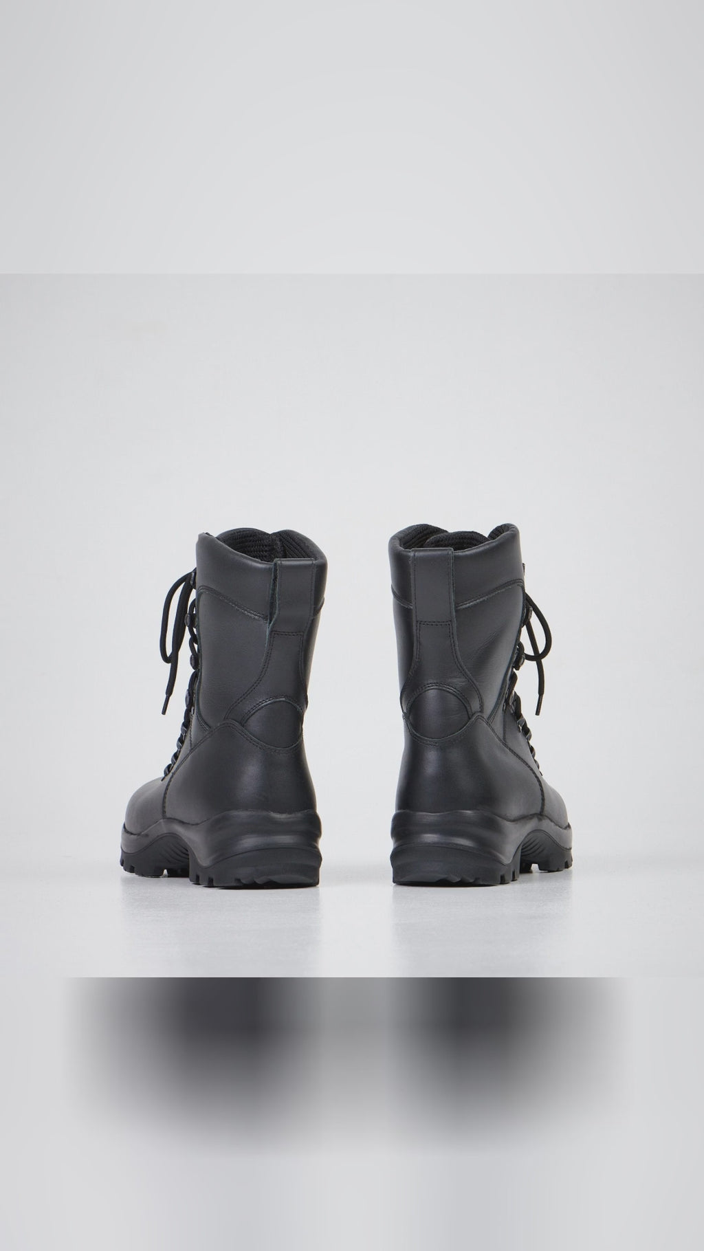 🌧️ City rain or rocky trails, what are you testing these on first? Waterproof smooth leather with breathable lining keeps you dry and cool. Dual-layer PU/rubber sole bites back with slip-resistant grip, reinforced heel and stainless steel eyelets for dialed-in lacing Waterproof. Unisex, NATO-grade build, made in Estonia by Samelin Samelin. Save for your next city-to-trail run and get yours via link in bio. Boots MadeInEstonia