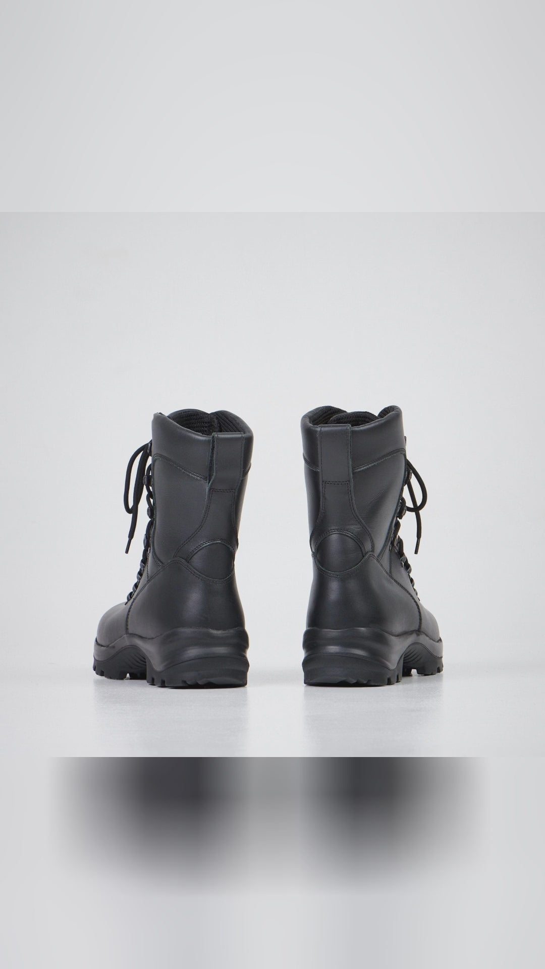 🌧️ City rain or rocky trails, what are you testing these on first? Waterproof smooth leather with breathable lining keeps you dry and cool. Dual-layer PU/rubber sole bites back with slip-resistant grip, reinforced heel and stainless steel eyelets for dialed-in lacing Waterproof. Unisex, NATO-grade build, made in Estonia by Samelin Samelin. Save for your next city-to-trail run and get yours via link in bio. Boots MadeInEstonia