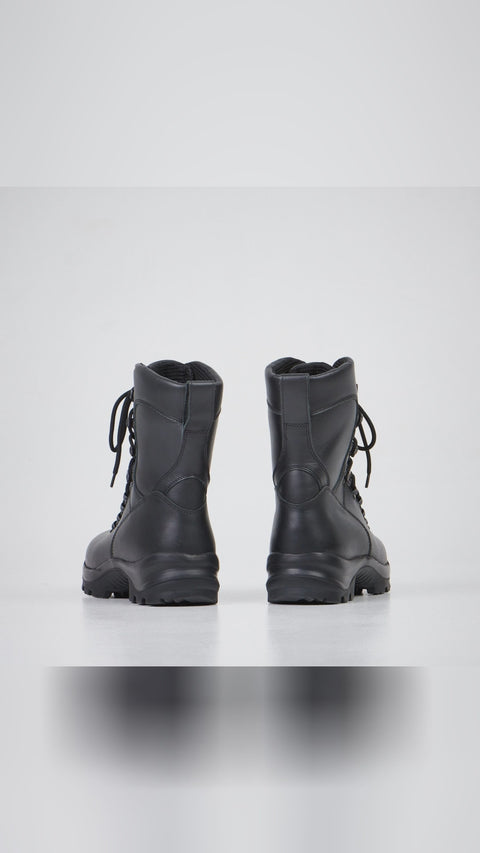 🌧️ City rain or rocky trails, what are you testing these on first? Waterproof smooth leather with breathable lining keeps you dry and cool. Dual-layer PU/rubber sole bites back with slip-resistant grip, reinforced heel and stainless steel eyelets for dialed-in lacing Waterproof. Unisex, NATO-grade build, made in Estonia by Samelin Samelin. Save for your next city-to-trail run and get yours via link in bio. Boots MadeInEstonia