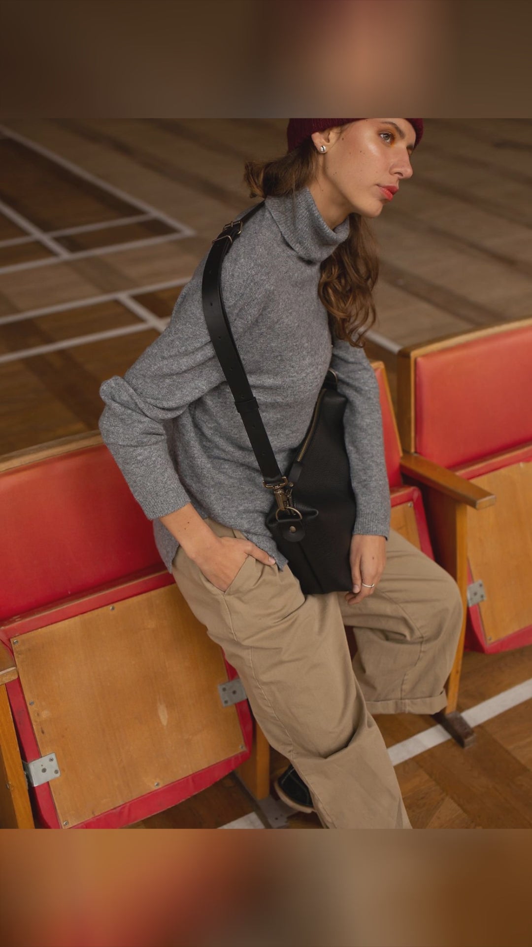 🖤 What if your everyday bag felt like a little luxury? Meet ROBIN: spacious, structured, and soft to the touch. Vegetable-dyed leather, smooth zip, adjustable strap for shoulder or crossbody. Handmade in Lithuania for that clean European finish, and an everyday Bestseller. From coffee runs to late trains, it carries wallet, phone, sunglasses, keys, with room to spare. Style it, test it, then tell a friend. Tap to shop, link in bio. TOKSVISOKS Handbags MadeInEU