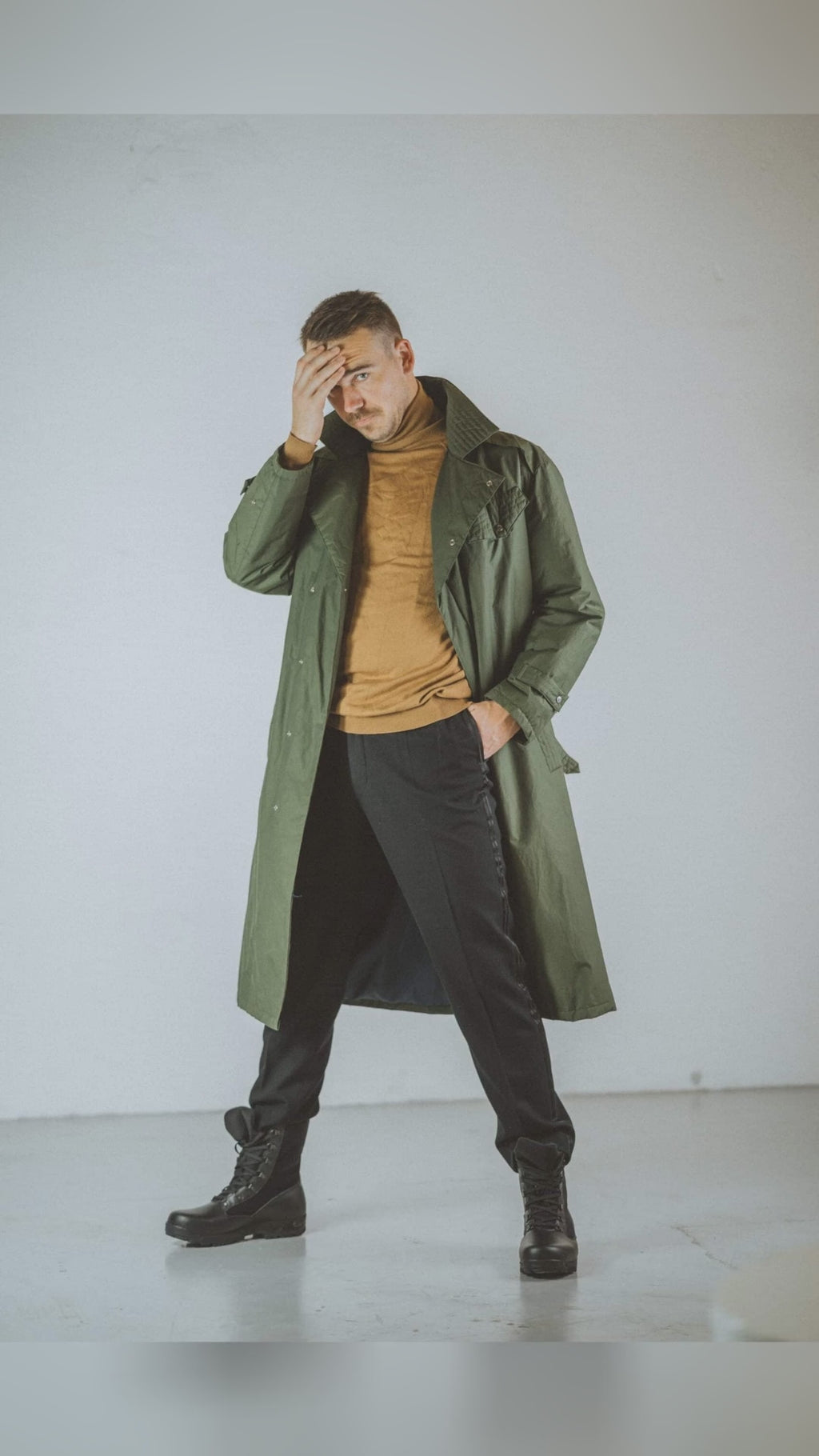 🖤 Ever tried boots you size down in? Water-repellent leather, structured yet soft. Davos sole grips wet pavements; trench-to-denim ready. Samelin Runs large, go one down; antibacterial, washable insole. Crafted in Europe. MadeInEurope Tap for the fit and sizes, link in bio. Save this for rainy days. DesertBoots MensFootwear