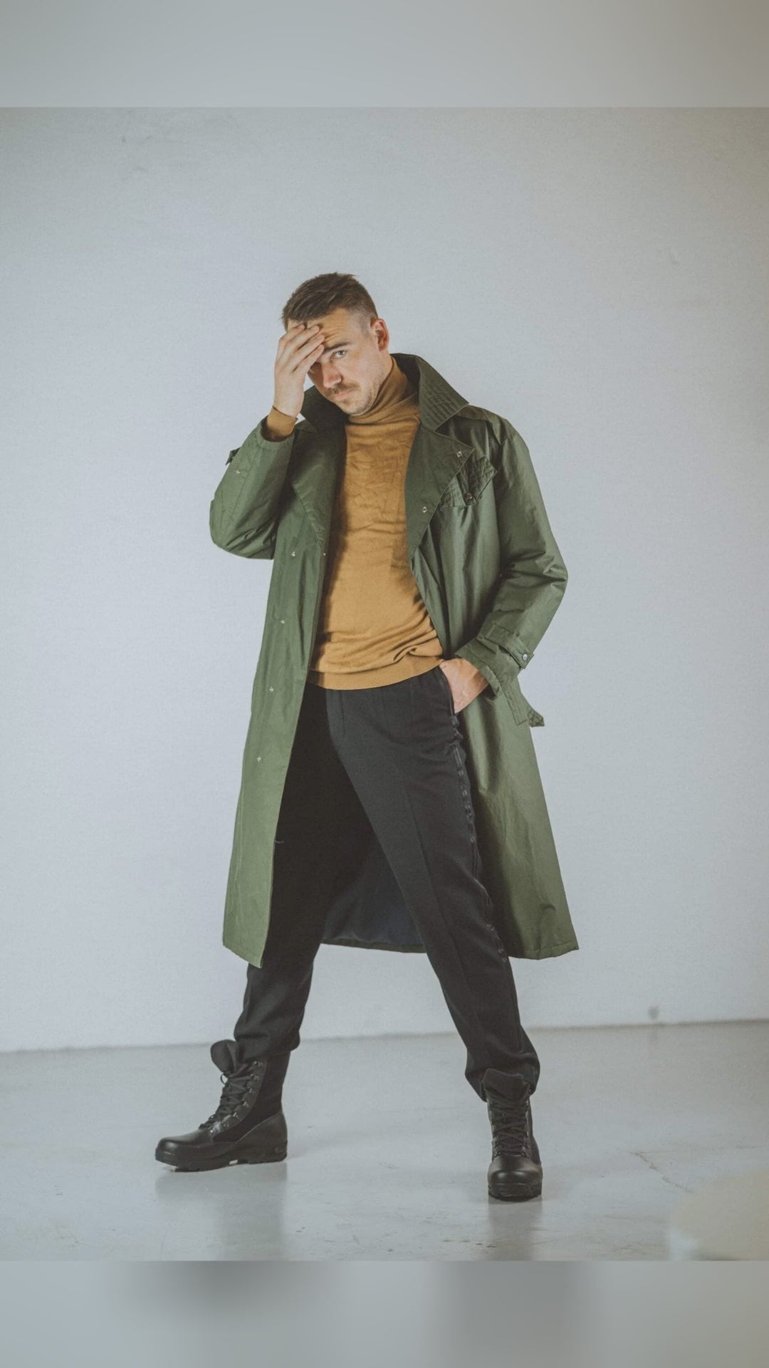 🖤 Ever tried boots you size down in? Water-repellent leather, structured yet soft. Davos sole grips wet pavements; trench-to-denim ready. Samelin Runs large, go one down; antibacterial, washable insole. Crafted in Europe. MadeInEurope Tap for the fit and sizes, link in bio. Save this for rainy days. DesertBoots MensFootwear