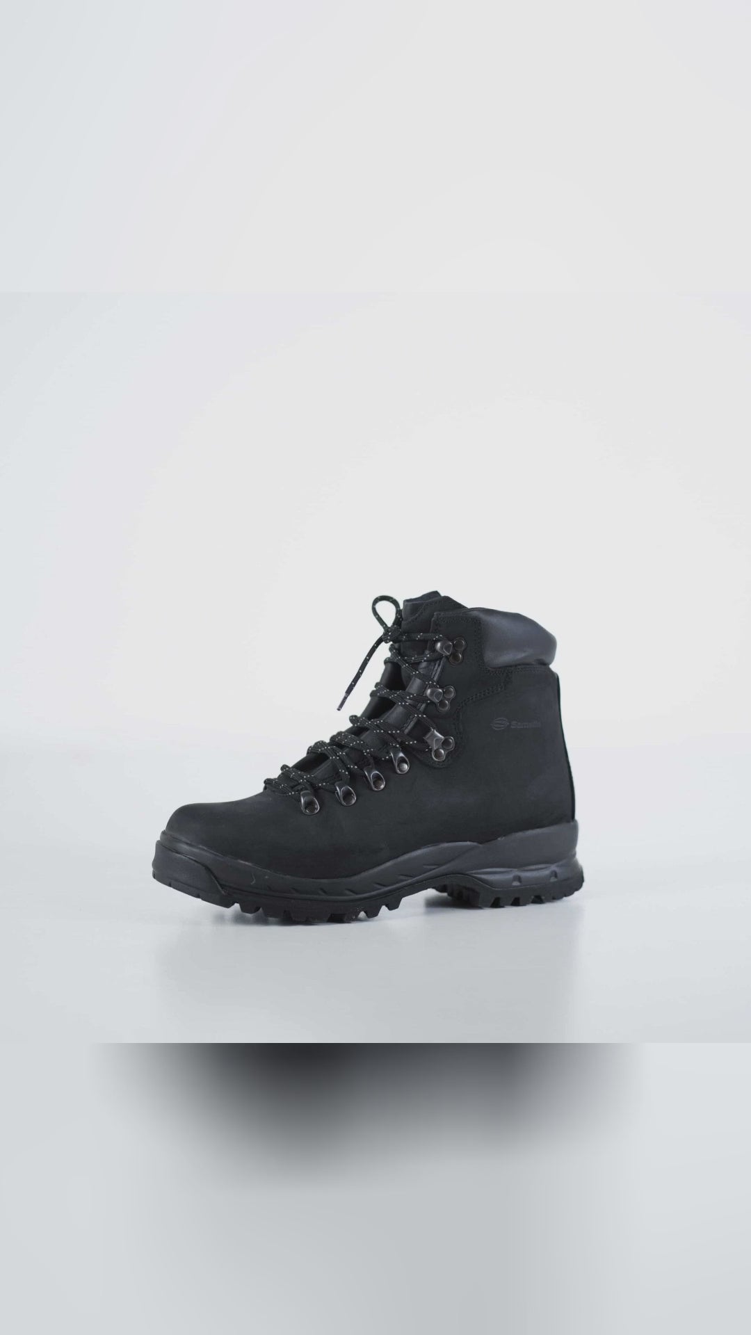 🥾 All-black, all-weather.
#Samelin 5531 with waterproof nubuck + TOPAZ and grippy #Vibram sole.

EU 36–48. Runs large—size down.
-10% code SOCIAL10

Shop: https://nooredx.ee/products/5531-black-hiking-boots
#NooredX #Boots #HikingBoots #MadeInEurope #Europe