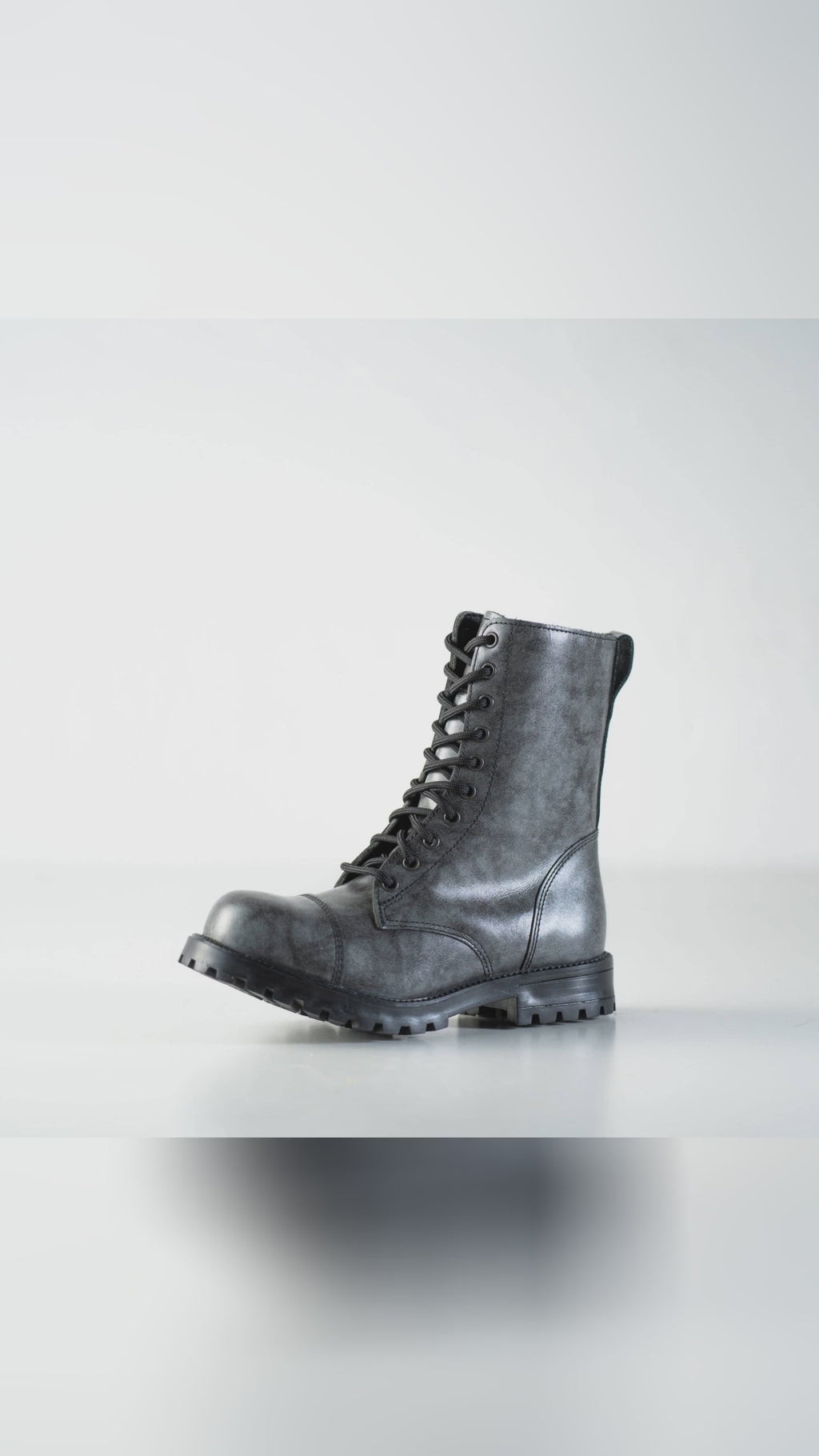 ⚡ Rain on the forecast or a city night out? 511 Gray by Samelin: punk-style, unisex, weather-ready. Water-repellent leather with grippy TR rubber and a light lining. Samelin boots Handmade in Estonia for serious mileage and easy break-in. Sizes 36 to 48, built to move through city and rain. Save for your next stormy weekend, then hit link in bio. MadeInEstonia PunkStyle