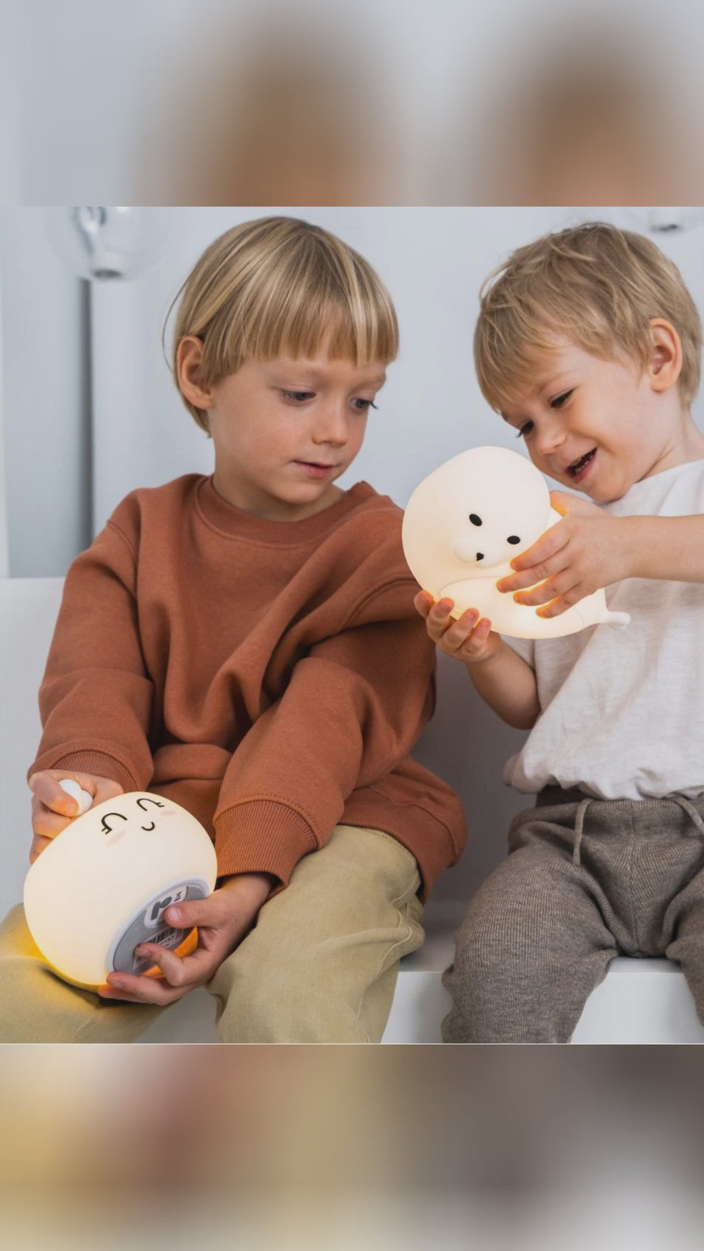 🌙 Tap once, calm the whole room?



Meet the soft Bunny Silicone Lamp by #RabbitAndFriends. Pat to glow, 7 soothing colors, stays cool, BPA-free and CE certified.

12-hour battery, auto shut-off after 2 hours, USB-C charge. Perfect for stories, feeds, and tiny bathroom trips.

Looks cute on the couch, even cuter in the dark. Save this for your night routine and thank us later. link in bio.

#KidsRoom #NightLight #HomeDecor