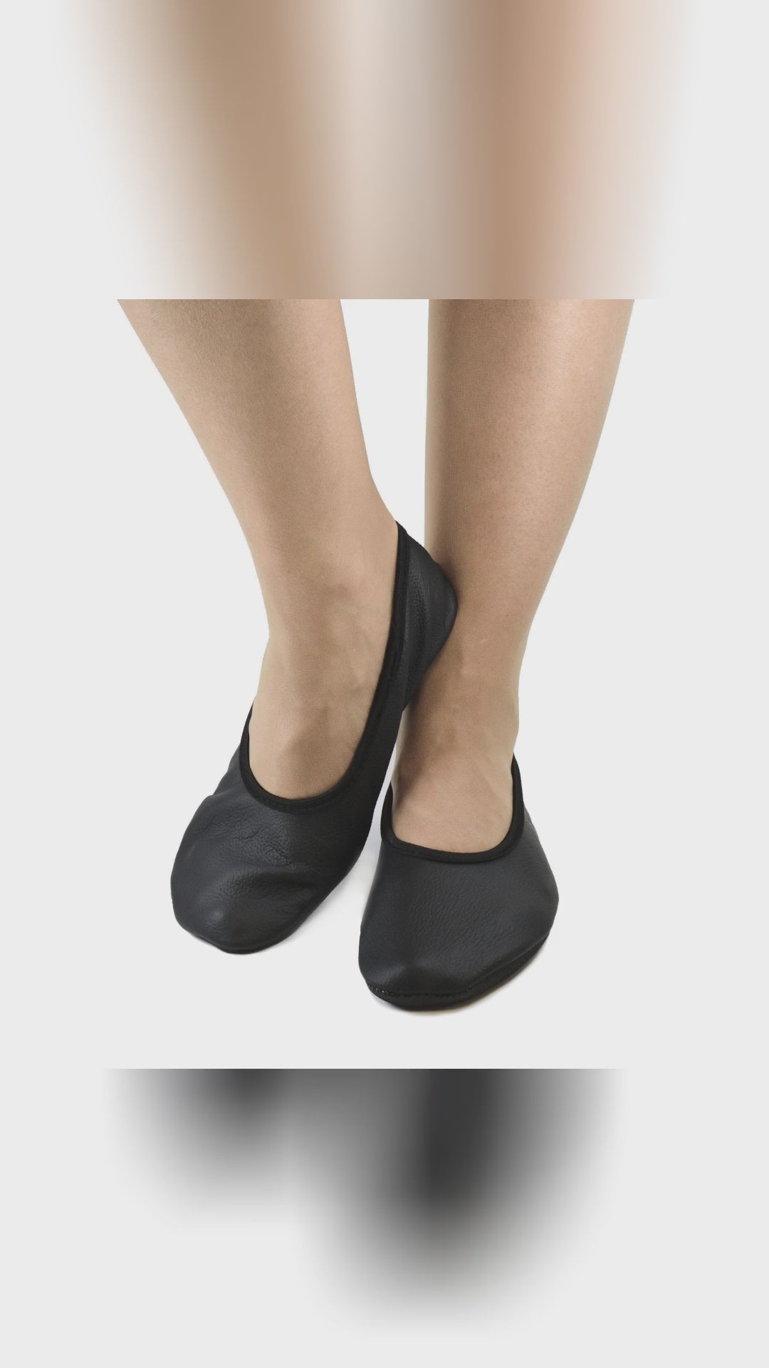 🖤 Barefoot feel, but make it city sleek?




Wide toe room for natural splay and #barefoot freedom. All-black leather with a snug elastic band feels soft yet structured, and the thin flexible sole keeps it zero-bulk; for the black pair, consider sizing up.

Handmade in Estonia since 1927, crafted to last. Tap save for your all-black rotation, link in bio. #HipHop #slippers #AllBlack