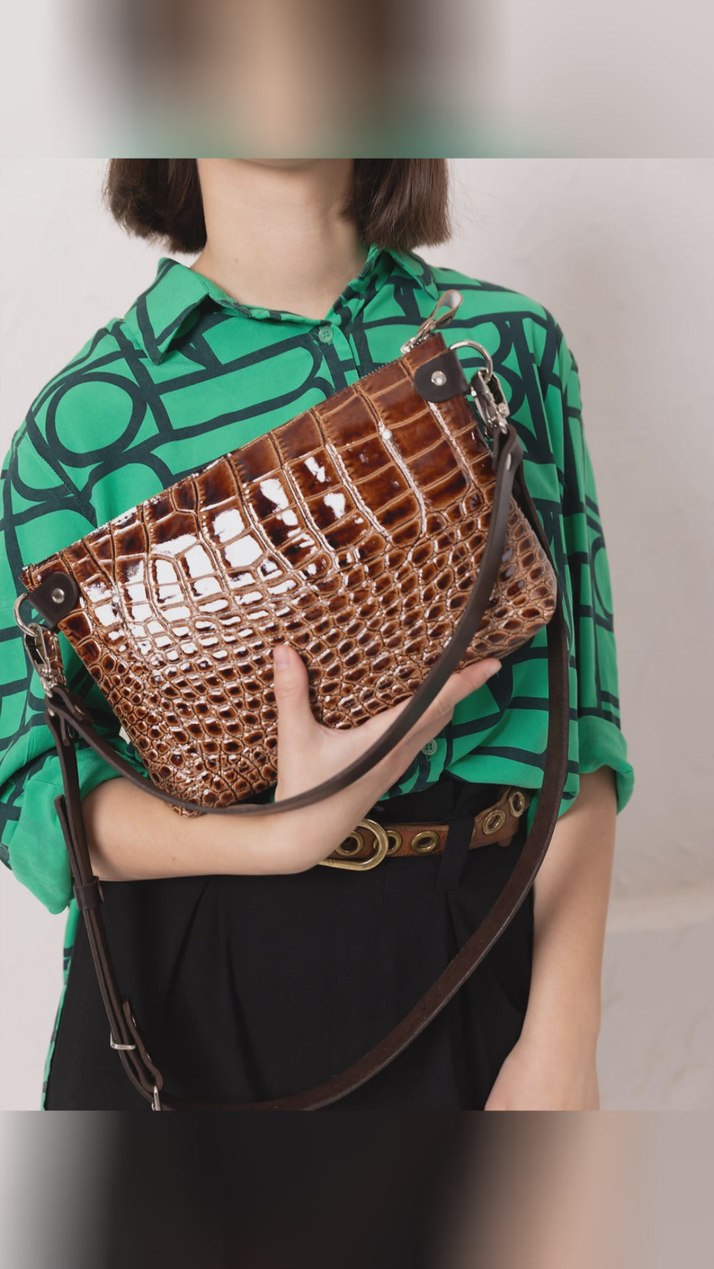 🐊 Crossbody to clutch in seconds.

#TOKSVISOKS TOMMY—recycled leather, alligator texture. Handmade in Lithuania. 27×20 cm, zip secure. #NooredX #Handbags #ConvertibleBag

SOCIAL10 = 10% off
Shop ➜ https://nooredx.ee/products/tommy-leather-bag-with-two-handles-alligator-pattern