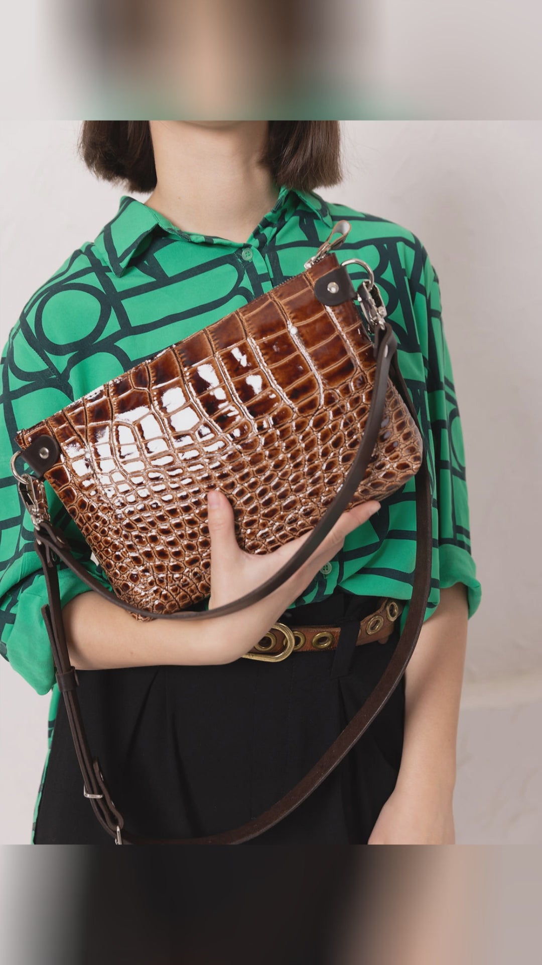 🐊 Crossbody to clutch in seconds.

#TOKSVISOKS TOMMY—recycled leather, alligator texture. Handmade in Lithuania. 27×20 cm, zip secure. #NooredX #Handbags #ConvertibleBag

SOCIAL10 = 10% off
Shop ➜ https://nooredx.ee/products/tommy-leather-bag-with-two-handles-alligator-pattern