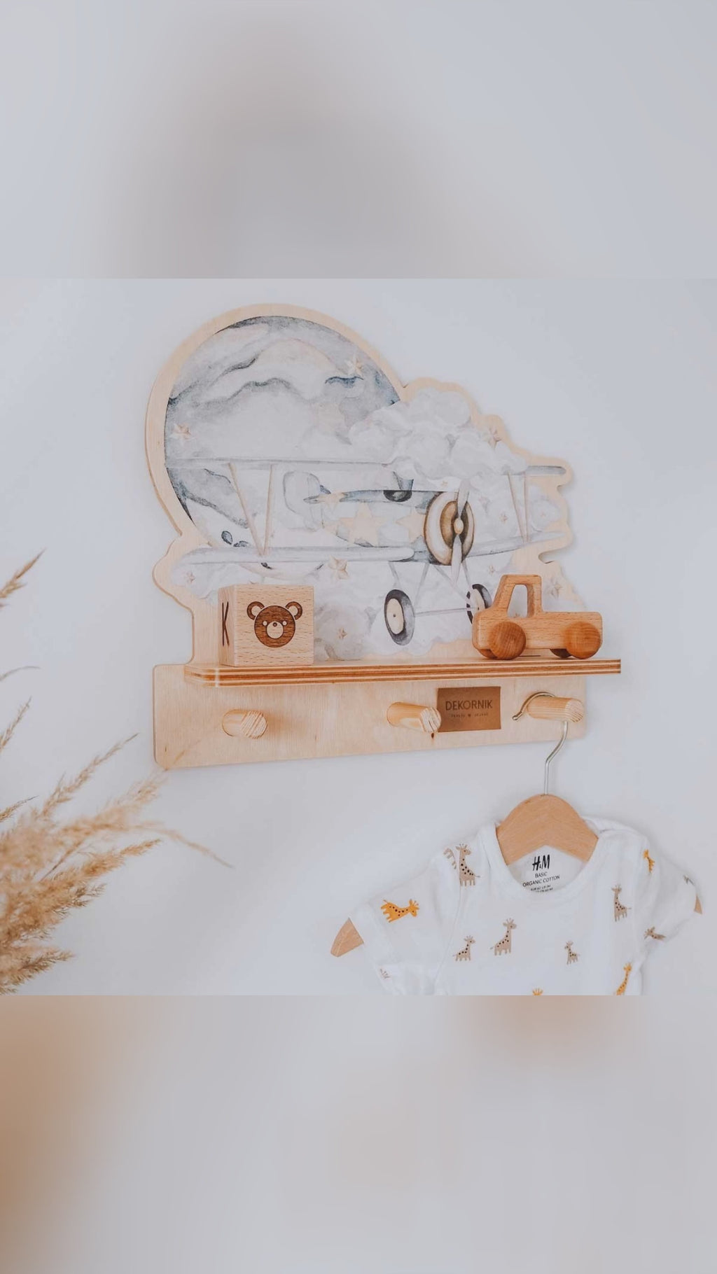 ✈️ What if tidying felt like playtime?




Meet the Dekornik Mini Wall Shelf - Plane, turning little corners into mini runways. Smooth, knot-free plywood made in Poland, with a compact 32 x 32 cm frame, 6 cm shelf, and three 4 cm pegs.

Hidden screws keep it clean and the screw-in setup stays tool-free. Save this for your #KidsRoom glow-up, use SOCIAL10 if you're shopping today, link in bio #Dekornik #WallShelf #MadeInPoland.