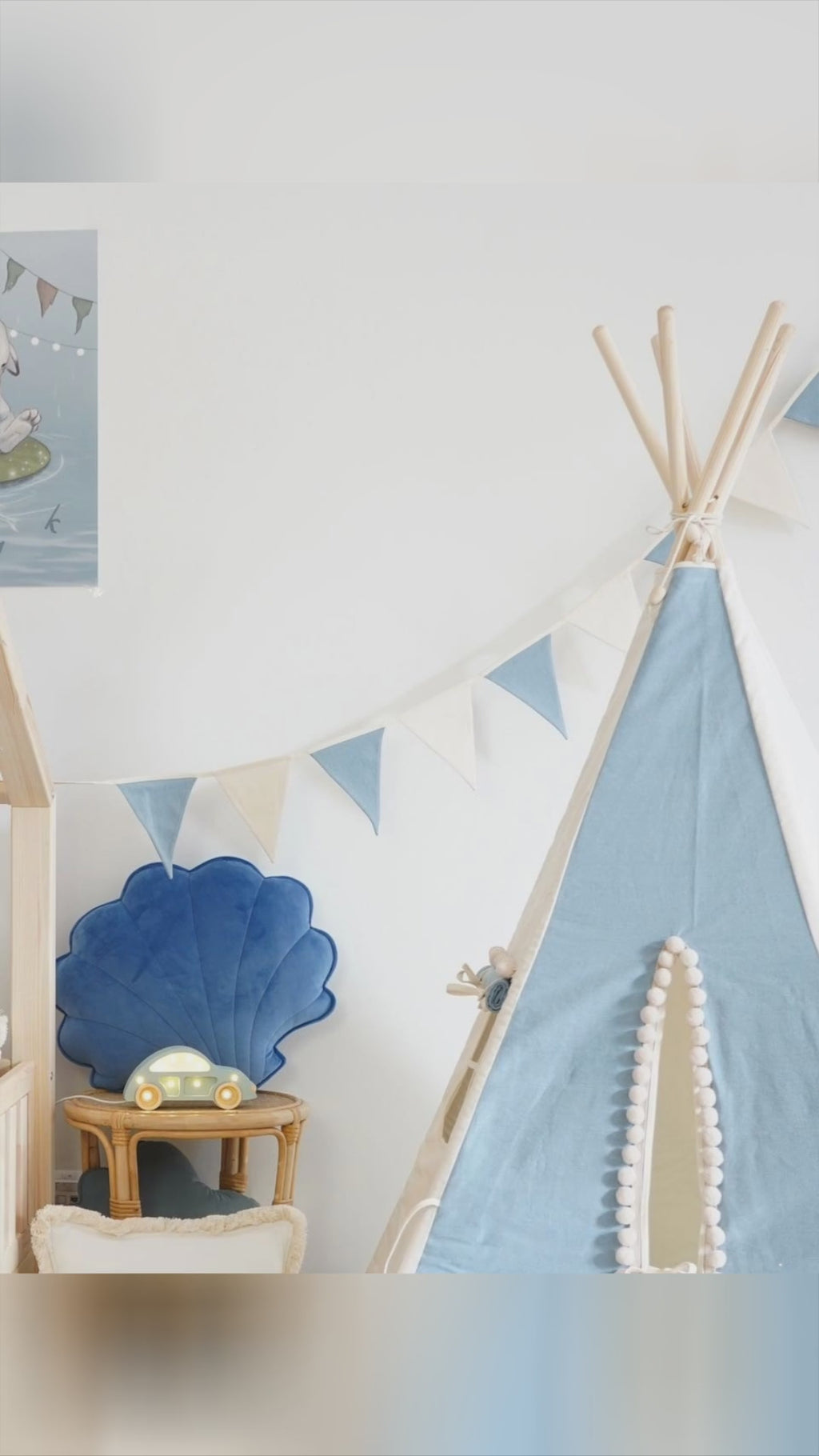 ✨ Ready to turn their corner into a mini wonderland? This blue and white garland adds crisp, airy structure to beds, teepees and walls. OEKO-TEX cotton, velvety triangles, and 2.2 m of effortless drape, made in Europe. Shift from storytime calm to birthday sparkle in seconds. Soft, photo-friendly, and kid-approved KidsDecor. Save this for your next room refresh and shop via link in bio. moiMili MadeInEurope Garland