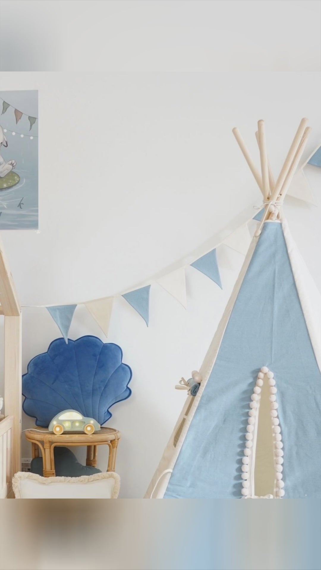 ✨ Ready to turn their corner into a mini wonderland? This blue and white garland adds crisp, airy structure to beds, teepees and walls. OEKO-TEX cotton, velvety triangles, and 2.2 m of effortless drape, made in Europe. Shift from storytime calm to birthday sparkle in seconds. Soft, photo-friendly, and kid-approved KidsDecor. Save this for your next room refresh and shop via link in bio. moiMili MadeInEurope Garland