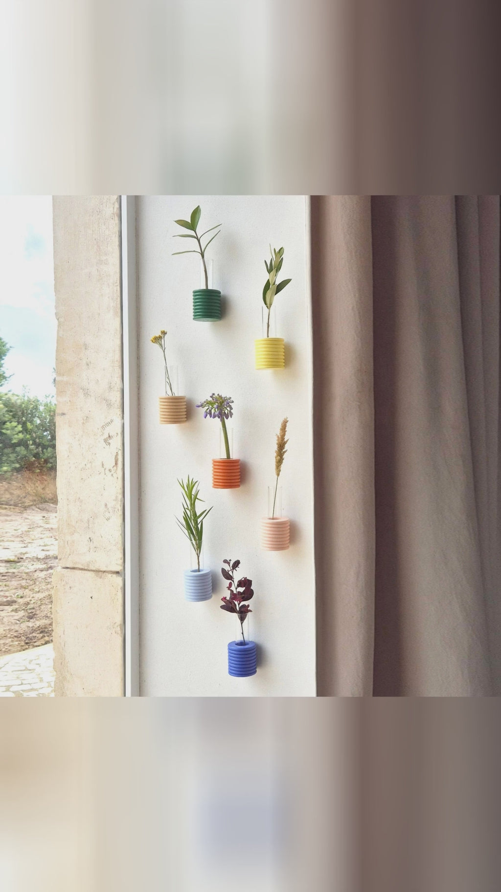 🧡 Wall glow-up.

5mm Paper Ribble Wall Vase in zesty orange.
Handmade beech. Easy hang.
10x5 cm, tube 2.5 cm.

SOCIAL10 = 10% off
https://nooredx.ee/products/ribble-wall-vase-orange

#NooredX #HomeDecor #WallVase #5mmPaper #MadeInEurope