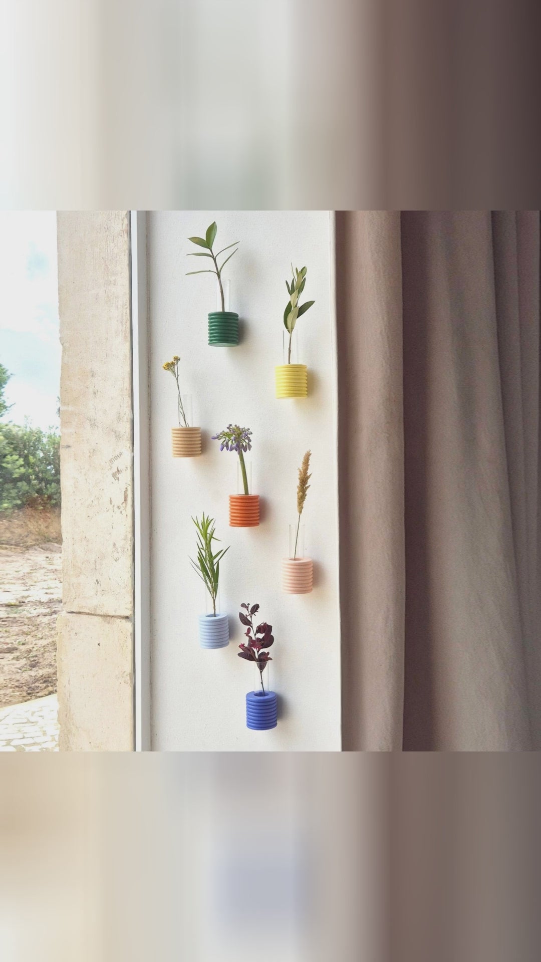 🧡 Wall glow-up.

5mm Paper Ribble Wall Vase in zesty orange.
Handmade beech. Easy hang.
10x5 cm, tube 2.5 cm.

SOCIAL10 = 10% off
https://nooredx.ee/products/ribble-wall-vase-orange

#NooredX #HomeDecor #WallVase #5mmPaper #MadeInEurope