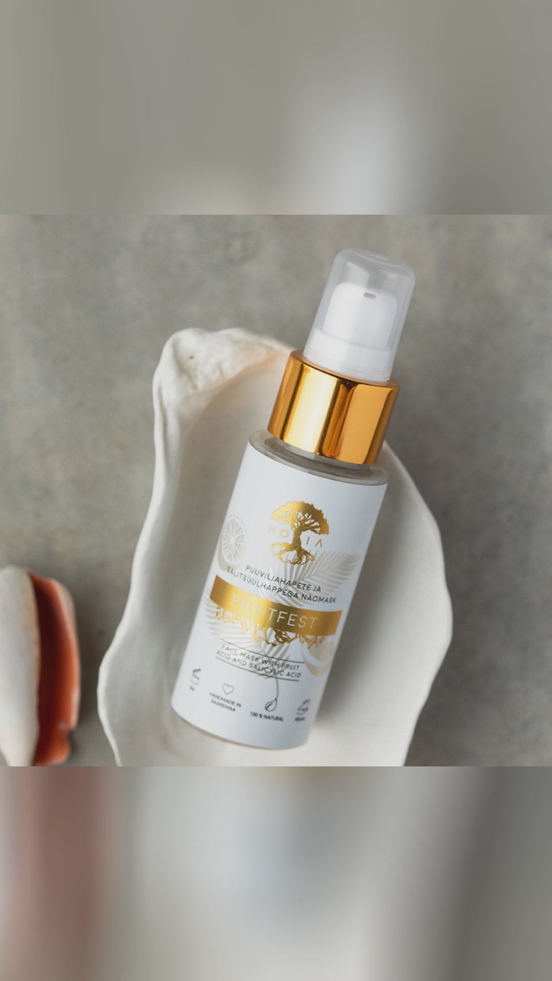 🍋 Want radiant skin? Discover the secret within! Our HOIAhomespa Fruitfest Face Mask is your skincare must-have. This 2-in-1 exfoliator and mask, crafted with natural fruit acids, gently revitalizes your skin with every use. From 1 to 14 December, enjoy a free body cream (50ml) with every order. That's a little touch of luxury, just for you. Indulge in Estonian beauty and get that natural glow. Don't miss out—link in bio. Perfect for weekendselfcare. 🍏