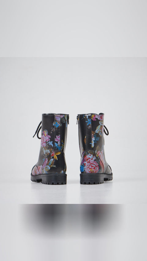 🌟 Have you met the floral boots on everyone's lips? Picture this: a sleek black finish adorned with pink roses. These kicks are the talk of Estonia. Feeling curious? You should be. Unleash your inner trendsetter and experience unmatched comfort. From city strolls to weekend adventures, our Samelin 511 Pink Roses have got you covered. Get ready to transform your footwear game! Curious to know more? Check the link in bio. Samelin EuropeanStyle