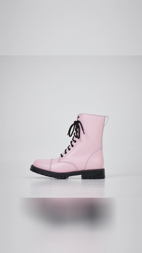 Ready for rain or shine? 🌧️ The 511 Pink boots by Samelin blend timeless style and durability. Made with water-repellent natural leather, they're perfect for every adventure. Stomp the streets or hit the trails in style with these boots that never compromise on comfort. Made in Estonia, their quality is unmatched. Get your pair before they're gone. Curious how they pair with your closet? Peek at our Women'sFootwear collection. See all the deets: link in bio. Boots