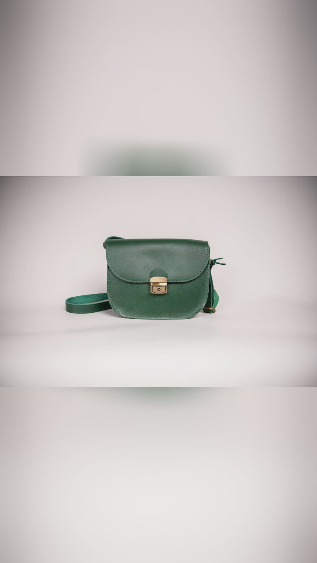 🟢 Can a bag outshine your blazer?



Meet the Zelma Kraft green saddle in natural leather: structured shape, smooth buckle, and an adjustable strap that sits just right. Handmade in Latvia for that refined finish #ZelmaKraft.

Two zipped pockets keep the tiny things tight. Choose matte or semi-gloss for city walks and theater nights #SaddleBag.

Save this for outfit inspo and claim yours via link in bio. Use SOCIAL10. #NewArrivals #MadeInLatvia