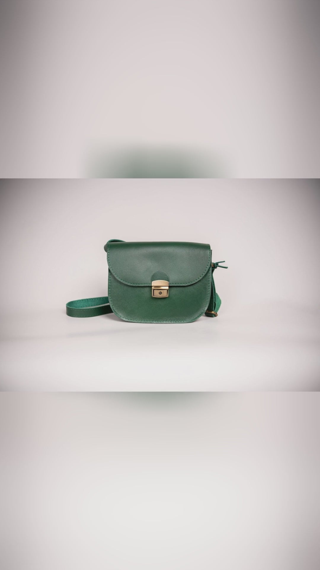 🟢 Can a bag outshine your blazer?



Meet the Zelma Kraft green saddle in natural leather: structured shape, smooth buckle, and an adjustable strap that sits just right. Handmade in Latvia for that refined finish #ZelmaKraft.

Two zipped pockets keep the tiny things tight. Choose matte or semi-gloss for city walks and theater nights #SaddleBag.

Save this for outfit inspo and claim yours via link in bio. Use SOCIAL10. #NewArrivals #MadeInLatvia