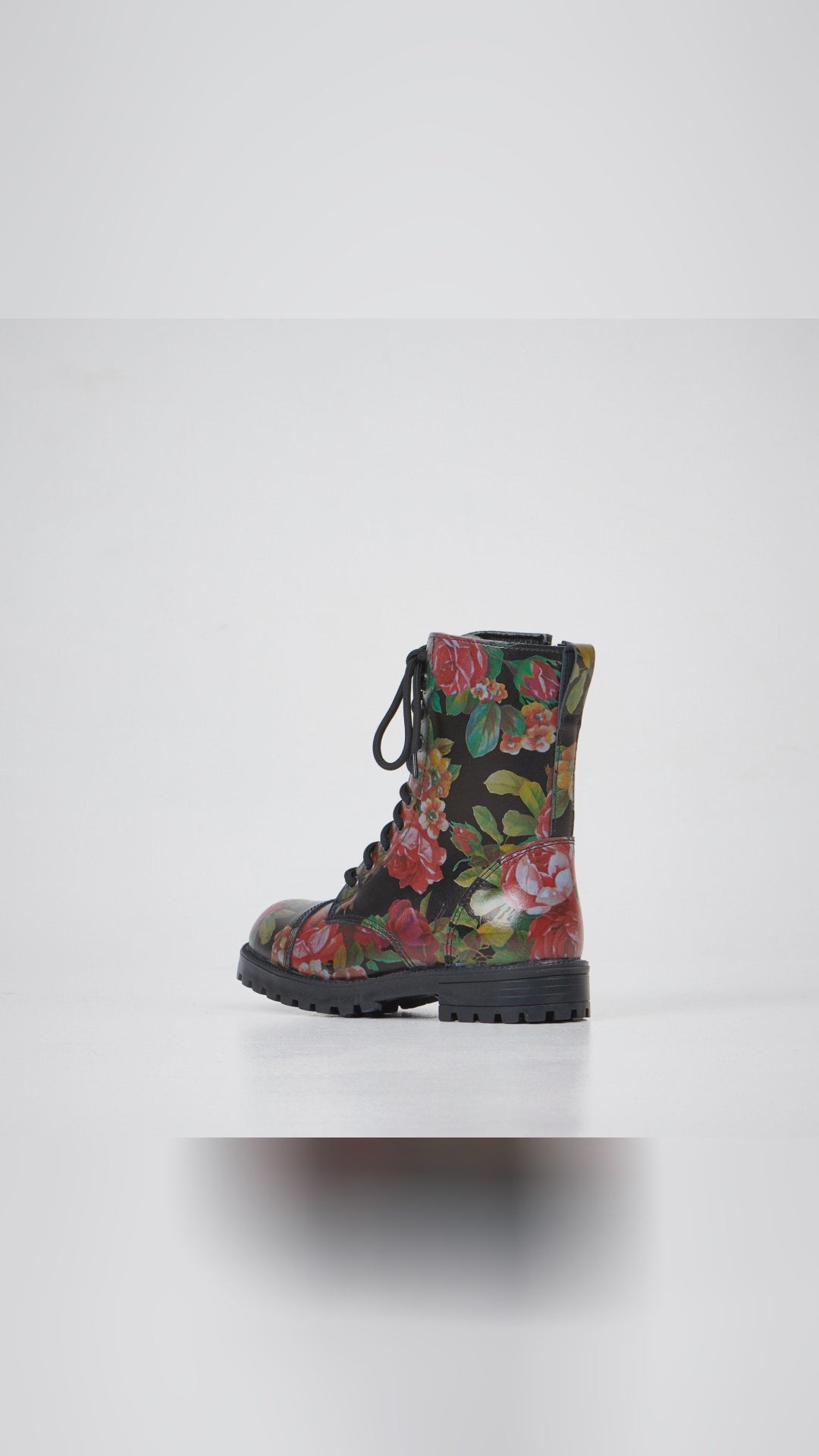 🧐 Can a boot be a bouquet? Discover the magic of Red Roses! These aren't just boots, they're an experience. Sophisticated Estonian design meets dreamy floral fantasy. From the city streets to nature trails, strap into style with water-repellent protection and comfy fits. Get ready to lace up happiness! Curious? Save your flower power moment! 🌺 Samelin WomensBoots Peek behind the zipper: link in bio.