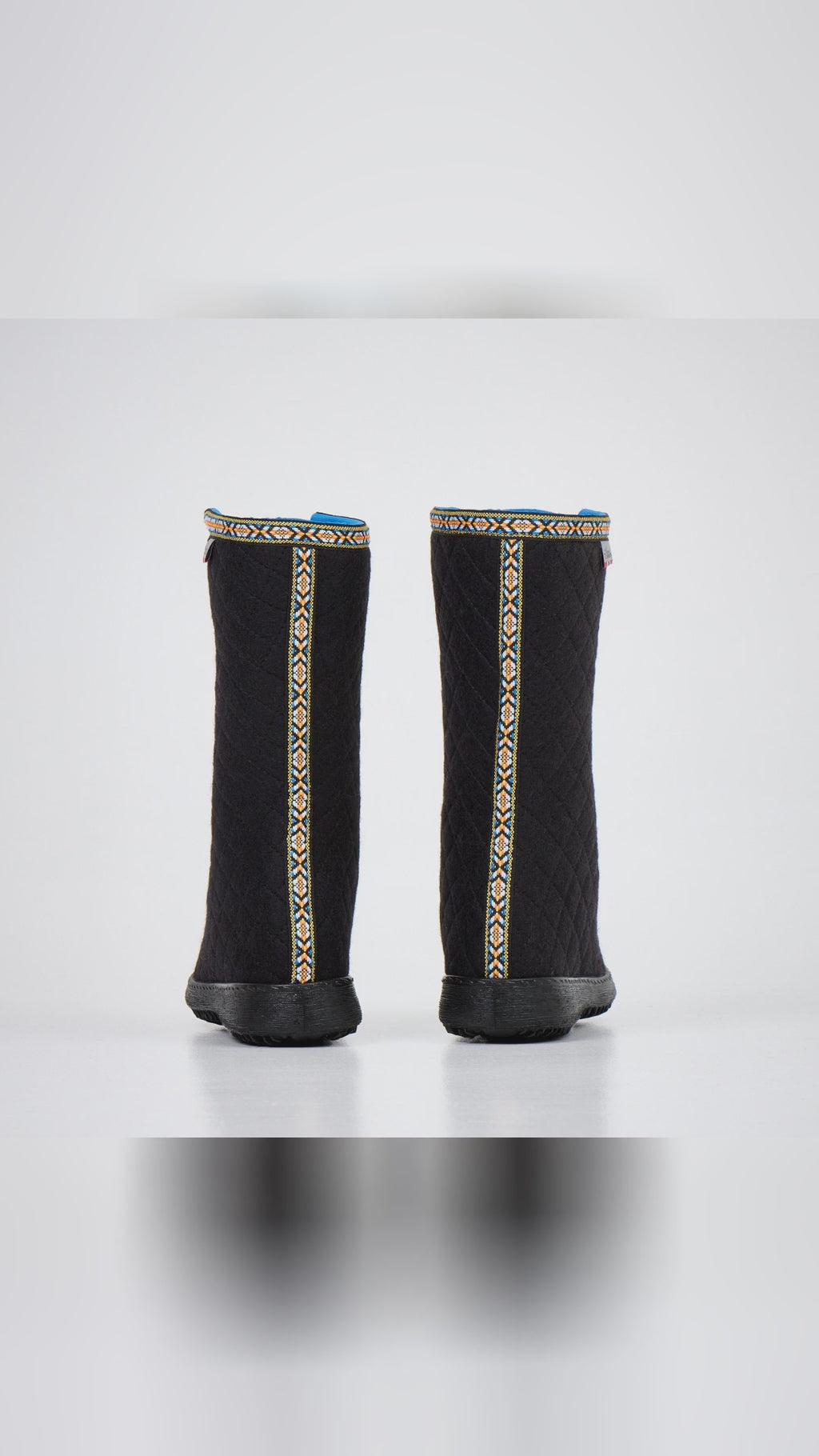 🖤 Can your boots handle winter like a pro? Discover the magic of NesnaLobben's Polar Lobben Boots, crafted in Estonia. A snug fit only gets better over time. Perfect for those cold city strolls or snowy adventures. Plus, they're bestseller-worthy! Your feet deserve this. Looking for an upgrade? Find your size and step confidently—link in bio. boots winterstyle