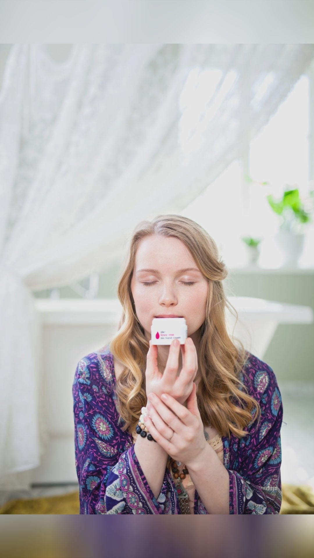 🍊 What if your hand cream smelled like summer and worked instantly? Meet Love Me by Tilk, rich in mango butter with a fresh lemongrass lift. Silky, fast-absorbing, non-greasy. Made in Estonia, vegan, clean, travel-ready. Soft, toned, protected hands after every wash. Toss it in your tote, swipe, breathe citrus, and go. Save this for dry days, then tap link in bio. HandCream SkinCare