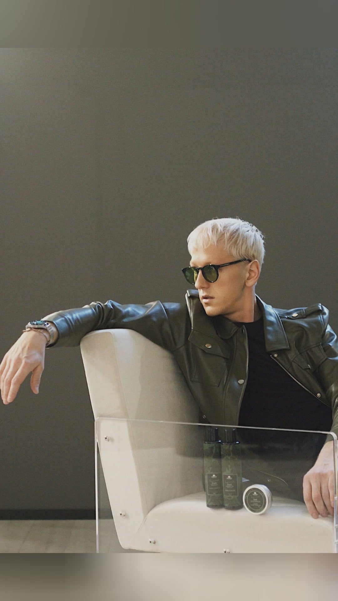 🌟 What's under your leather? Discover the secret to irresistible freshness. Feel nature's touch with Oak Shower Gel 'Imperial'—a bestseller that's more than just a body wash. Infused with dandelion, aloe, and oak extracts, it's your daily dose of rejuvenation. Craving that woody, leathery scent? Embrace the unique aroma and glide through your day with confidence. Perfect for the modern man who values quality and eco-consciousness. Ready to level up your shower game? Dive in now and feel the dif