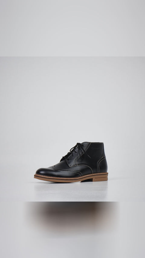 🖤 Ready for rain-slick streets and last-minute plans? Meet Samelin Black Ankle Boots 424: water-repellent dyed leather, non-slip rubber grip, and a cushioned heel that keeps going from 8am to after hours. Estonian-made quality you can feel. Samelin Dress them up, beat them up, they stay sharp thanks to decorative stitching and a medium-width fit that sits just right. Tap for sizes 39-46, use SOCIAL10, then link in bio. Boots AllBlack