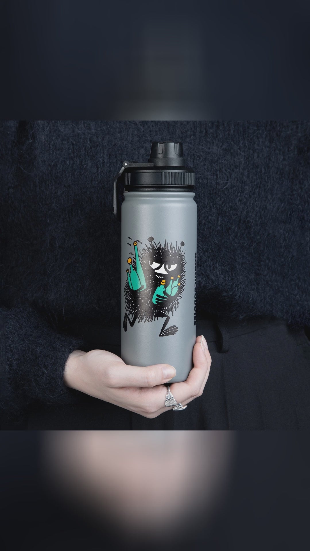 🌟 Want to add a bit of whimsy to your hydration routine? Meet Stinky the Thermos! This Moomin must-have keeps your drinks hot or cold for hours and fits Nordic style to a tee. Think double stainless steel and playful designs — the perfect blend of fun and function. Crafted with care in Europe, this is your go-to for bestsellers that reduce single-use plastic. Ready to conquer your adventure? See the magic for yourself — link in bio. Who in your circle needs this burst of character in their dail