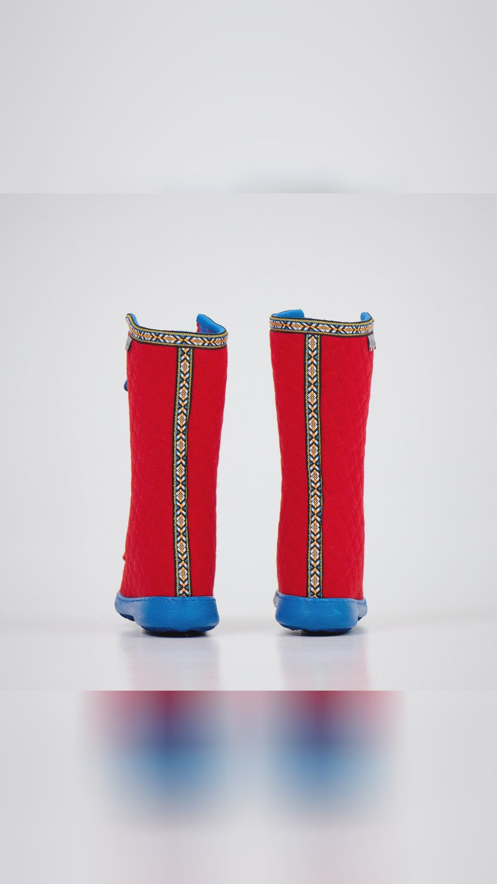 🔥 Red felt, blue grip. Ready for ice and city? Meet NesnaLobben Polar Lobben: soft wool felt, structured trim, and deep-groove traction that laughs at slick pavements. Unique fit hugs both feet, so you just lace up and move. Made in Estonia for dry, cold adventures. Size up 1 to 2 for thick socks, then go from dog walk to snow trail. Tap to save for winter and get yours, link in bio. Boots Winter MadeInEstonia