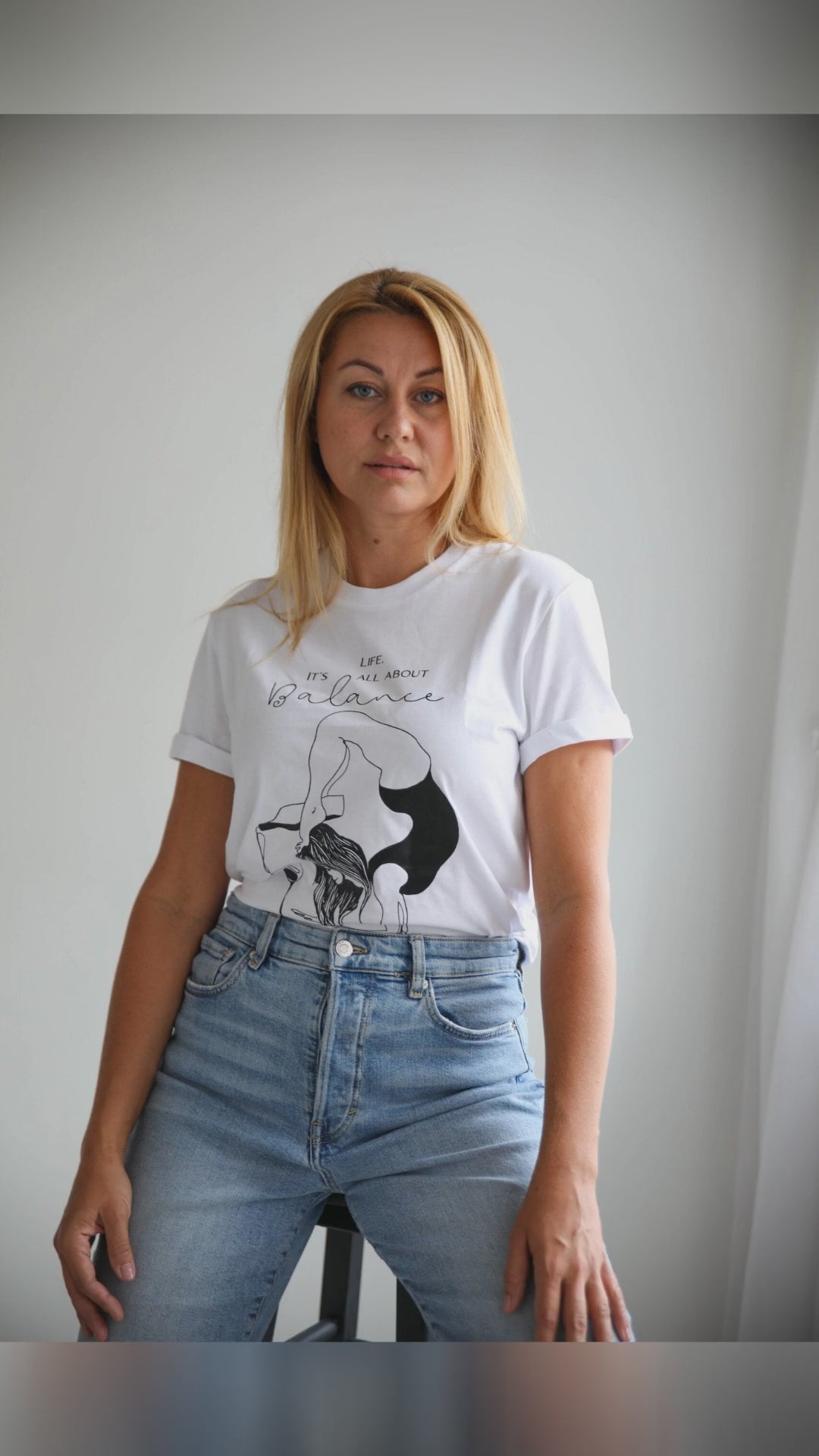 ⚖️ How do you keep it balanced without trying? Roll the sleeves, pair with light denim, head out. City coffee to rooftop sunset in one tee that keeps up. 100% organic cotton, oversized and airy, soft on skin. Made in Europe with clean lines for every day OrganicCotton SustainablePicks. Soft Rose, White, or Black, your move. Tap save for outfit inspo, then link in bio BlackGiraffe EverydayEssentials.