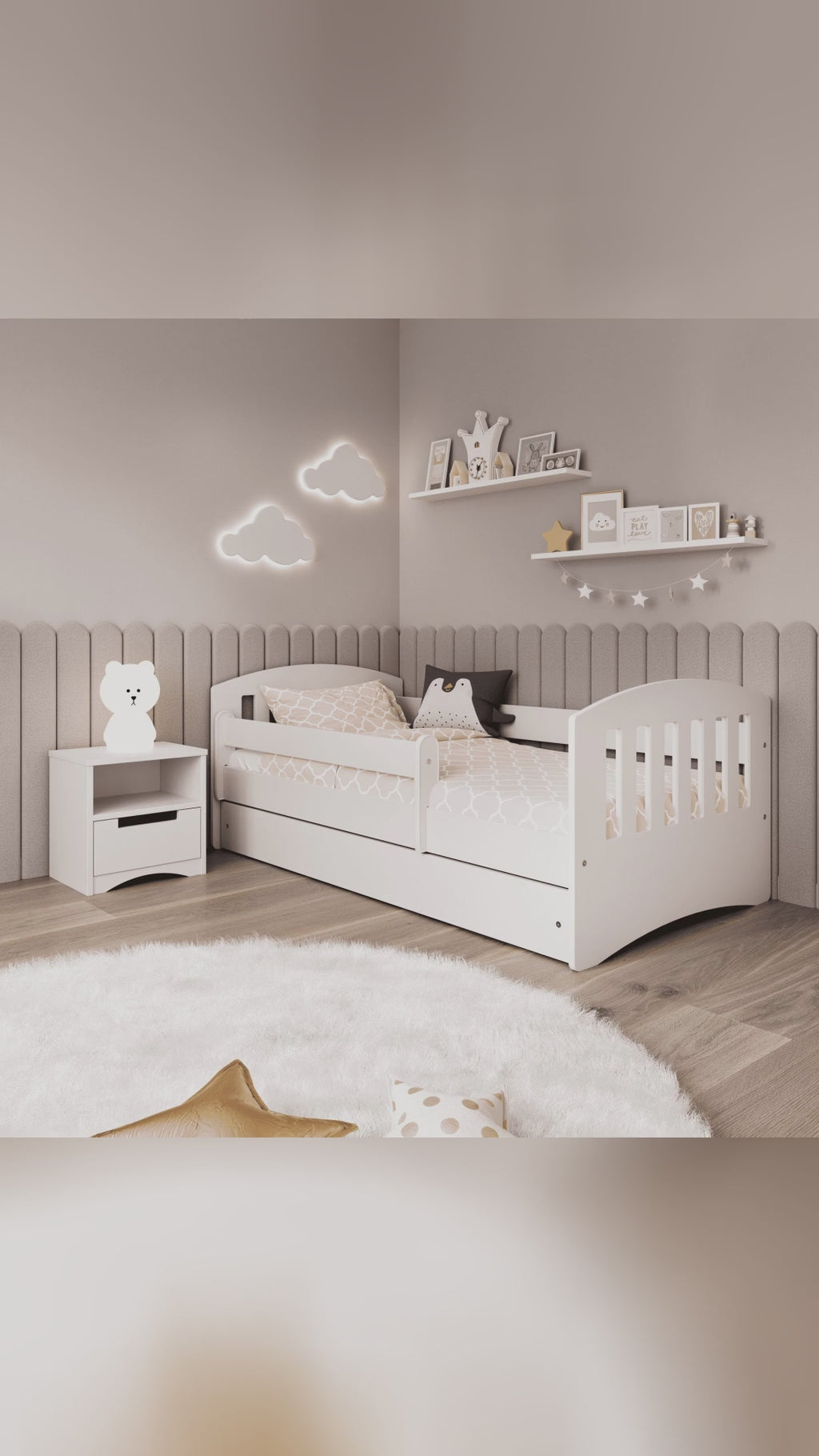 🌤️ What if their bed felt like a cloud, with room for treasures? Meet the Classic 1: smooth rounded edges, removable guardrail, and a glide-out drawer for toys and pajamas. Built in Poland with sturdy slats for calm, comfy nights. KocotKids Grows with them in three sizes, keeps floors tidy, and looks fresh in any nursery. Tap save for later and find it via link in bio. KidsRoom MadeInEU KidsBed