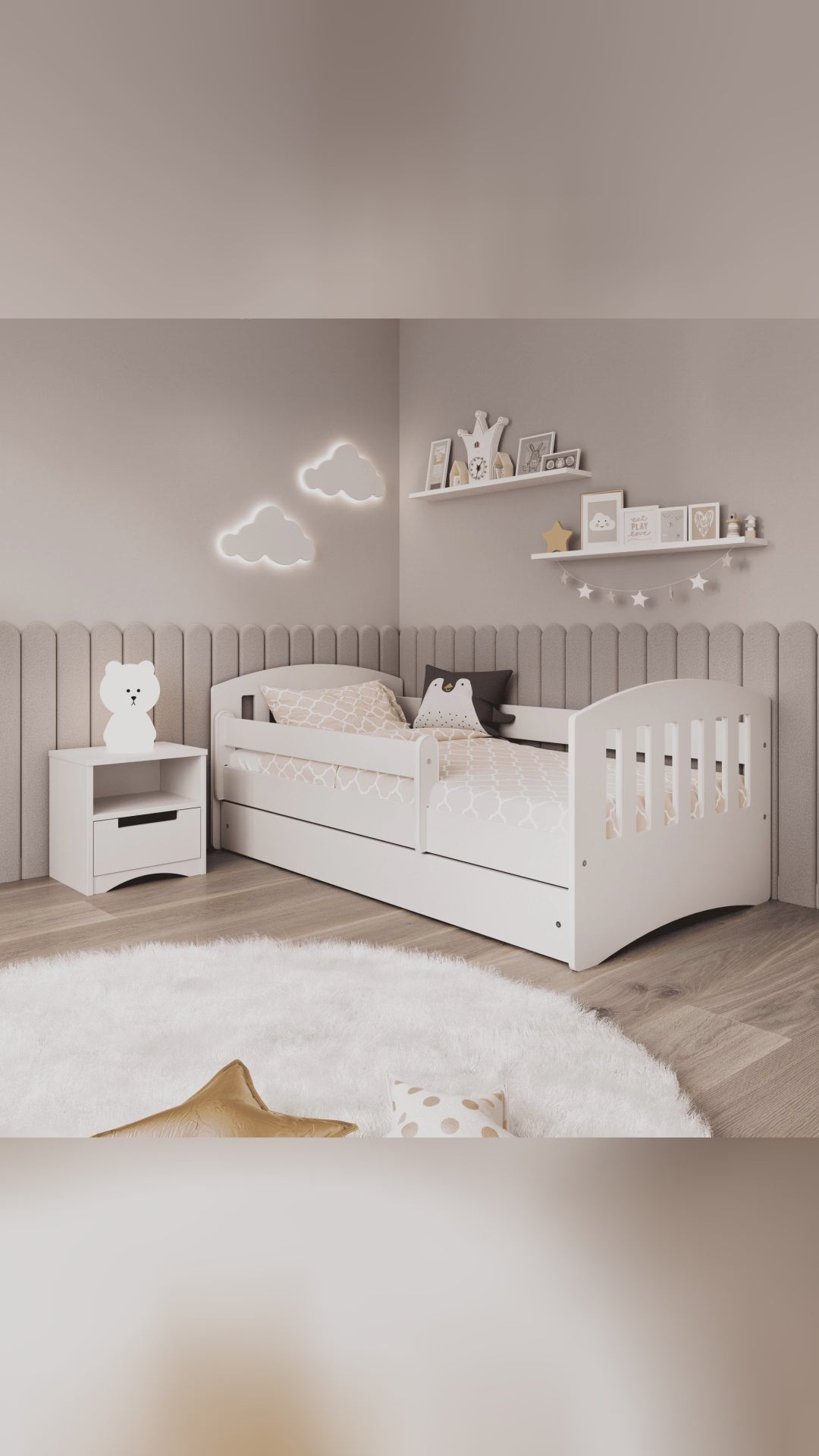 🌤️ What if their bed felt like a cloud, with room for treasures? Meet the Classic 1: smooth rounded edges, removable guardrail, and a glide-out drawer for toys and pajamas. Built in Poland with sturdy slats for calm, comfy nights. KocotKids Grows with them in three sizes, keeps floors tidy, and looks fresh in any nursery. Tap save for later and find it via link in bio. KidsRoom MadeInEU KidsBed