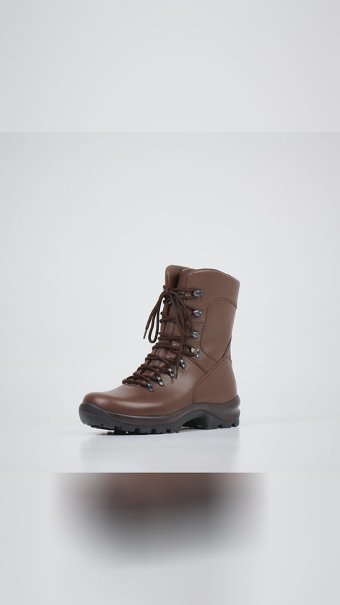 🥾 What makes these dark brown boots outlast the weekend and the week? Waterproof leather, shock-absorbing antibacterial insole, and a dual-layer outsole that grips on slick city streets and muddy trails. Unisex fit, made in Estonia and trusted by NATO units. Samelin From office to off-road without a wardrobe change. Save this for stormy days, then tap for sizes 37 to 48, link in bio. Boots MilitaryBoots Estonia