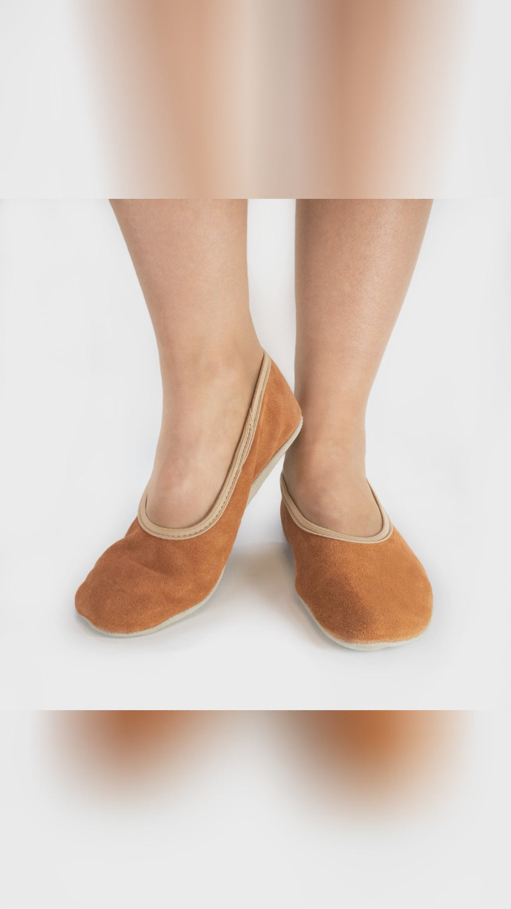 🧡 What if your slippers felt like bare feet, only better? Meet Hip-Hop terracotta barefoot slippers: wide toe room, soft leather, and a secure fit that moves with you. Handmade in Estonia since 1927 for quality you can feel. From living room to coffee run, they free your stride and keep it sleek. Link in bio, and use SOCIAL10 if you love a little win. barefoot slippers HipHop Estonia