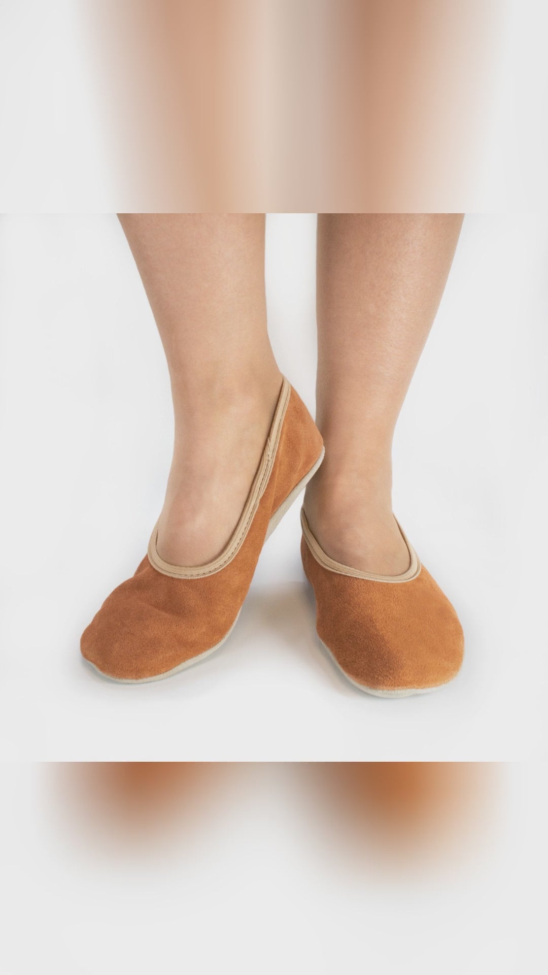 🧡 What if your slippers felt like bare feet, only better? Meet Hip-Hop terracotta barefoot slippers: wide toe room, soft leather, and a secure fit that moves with you. Handmade in Estonia since 1927 for quality you can feel. From living room to coffee run, they free your stride and keep it sleek. Link in bio, and use SOCIAL10 if you love a little win. barefoot slippers HipHop Estonia