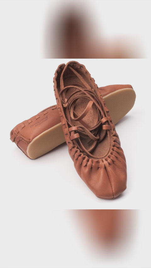 💃 Glide in heritage comfort. Toots & Teele by Omaking. Adjustable laces. Non-slip sole. Braided heel. Oil-treated leather. Handmade in Estonia. Sizes 36–46. Shop 👉 https://nooredx.ee/products/tied-dancing-shoes-toots-teele DanceShoes Europe YoungFashion